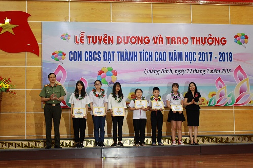 Lễ tuyên dương và trao thưởng cho con cán bộ, chiến sĩ Công an Quảng Bình đạt thành tích cao trong năm học 2017-2018