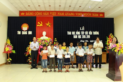 Hội Khuyến học tỉnh Quảng Bình trao học bổng “Tiếp sức đến trường”